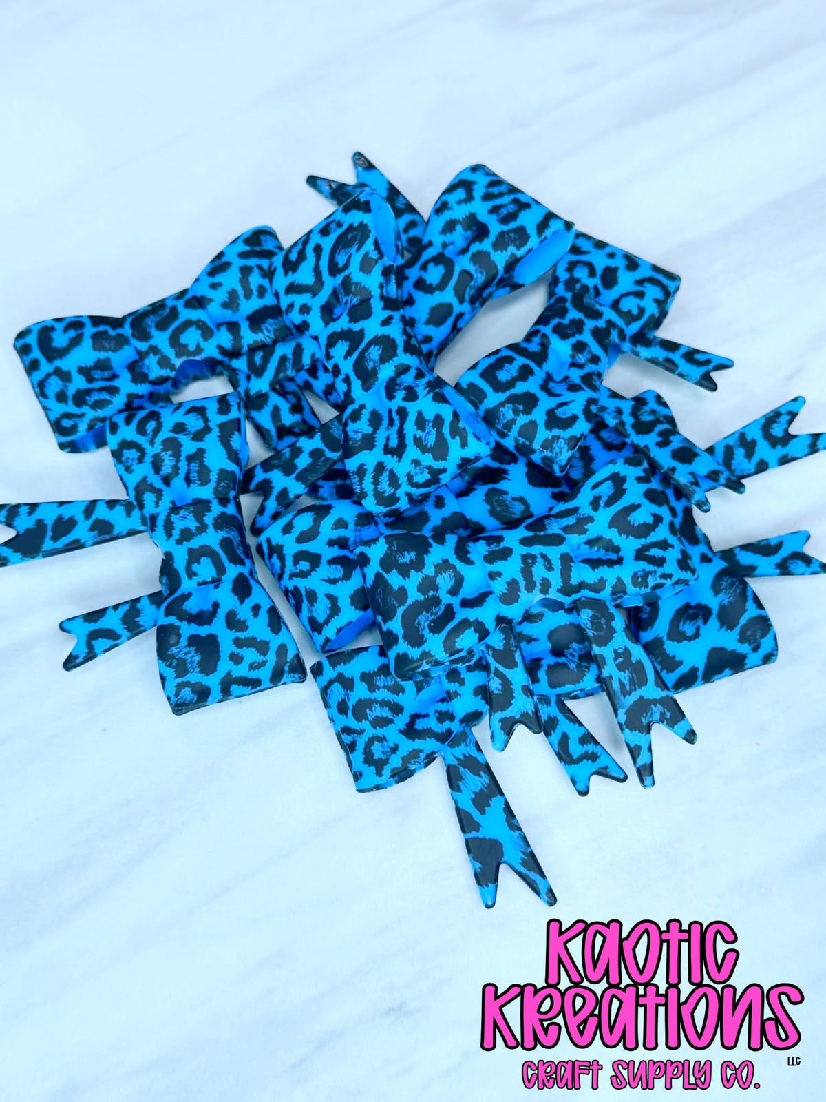 D67 BEADABLE JUMBO SILICONE BOW BRIGHT BLUE LEOPARD (1ct)